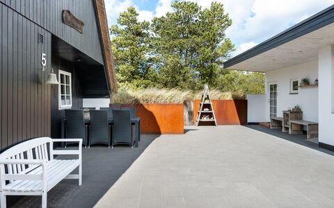 Rasmina - 1.2Km from the Sea: Tag, Arkitektur, Hjem, Kompositmateriale, Have, Sommerhus, Skygge, Landscaping, Estate, Gårdsplads