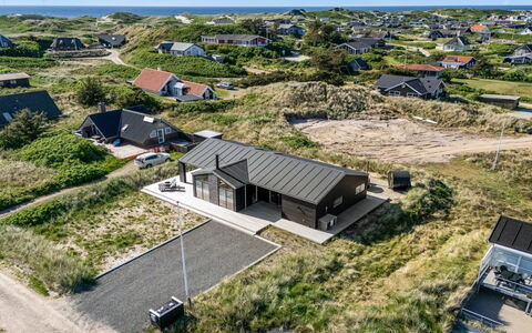 Chenoa - 350M from the Sea: Boligområde, Busk, Hus, Hjem, Have, Estate, Skygge, Landscaping, Lawn