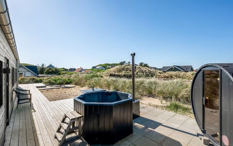 Chenoa - 350M from the Sea: Møbel, Indretning, Stol, Gulvbelægning, Bord, Udvej, Etage, Loft, Værelse, Eco Hotel