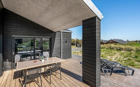 Chenoa - 350M from the Sea: Møbel, Indretning, Stol, Gulvbelægning, Bord, Udvej, Etage, Loft, Værelse, Eco Hotel