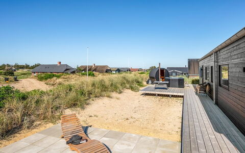 Chenoa - 350M from the Sea: Møbel, Indretning, Stol, Gulvbelægning, Bord, Udvej, Etage, Loft, Værelse, Eco Hotel