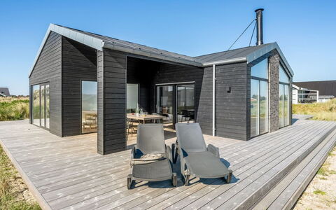 Chenoa - 350M from the Sea: Møbel, Indretning, Stol, Gulvbelægning, Bord, Udvej, Etage, Loft, Værelse, Eco Hotel