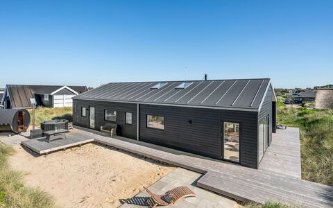 Chenoa - 350M from the Sea: Møbel, Indretning, Stol, Gulvbelægning, Bord, Udvej, Etage, Loft, Værelse, Eco Hotel