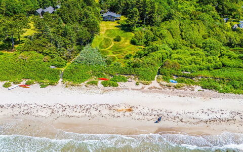 Marius - 30M from the Sea: Træ, Tag, Arkitektur, Hjem, Hus, Sommerhus, Sidespor, Hårdttræ, Hældning, Estate
