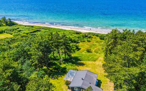 Marius - 30M from the Sea: Træ, Tag, Arkitektur, Hjem, Hus, Sommerhus, Sidespor, Hårdttræ, Hældning, Estate