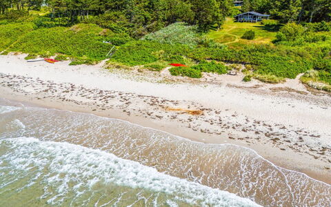 Marius - 30M from the Sea: Træ, Tag, Arkitektur, Hjem, Hus, Sommerhus, Sidespor, Hårdttræ, Hældning, Estate