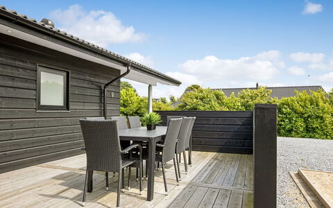 Aleksa - 500M from the Sea: Møbel, Indretning, Gulvbelægning, Etage, Loft, Værelse, Stol, Bord, Lejlighed, Køkken & Spisebord