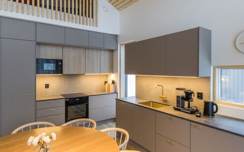 Villa Aava: Møbel, Stol, Udendørs Møbler, Bord, Træ, Udendørs Bord, Køkken & Spisebord, Skygge, Have, Paraply
