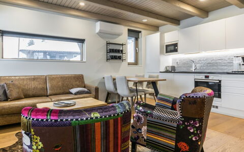 Naava Chalet 101: Møbel, Indretning, Gulvbelægning, Etage, Træ, Loft, Couch, Værelse, Stue, Belysning