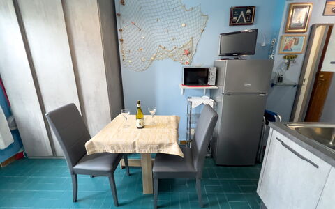 Casa Carlotta - San Bartolomeo Al Mare: Møbel, Bord, Azure, Bygning, Stol, Etage, Håndvask, Cabinetry, Gulvbelægning, Skrivebord