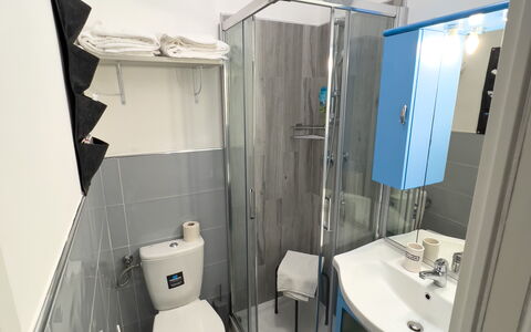 Casa Carlotta - San Bartolomeo Al Mare: Sanitærarmatur, Spejl, Håndvask, Bygning, Purple, Badeværelse, Badeværelsesvask, Tap, Indretning