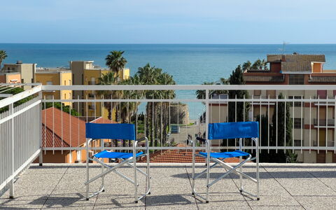 Casa Carlotta - San Bartolomeo Al Mare: Himmel, Bygning, Vand, Sky, Azure, Blå, Skygge, Træ, Urban Design, Hegn