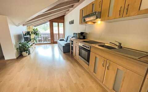 Blue Mountain Sky: Brun, Cabinetry, Countertop, Træ, Komfur, Plante, Gulvbelægning, Indretning, Etage, Køkken