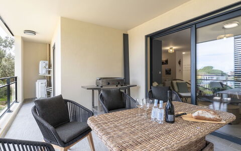 Vignola 2: Himmel, Ejendom, Bord, Bygning, Træ, Træ, Skygge, Stol, Arkitektur, Indretning