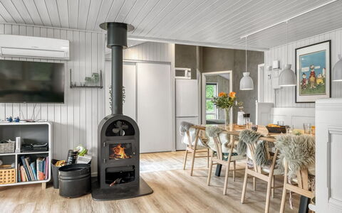 Juste - 1.7Km from the Sea: Træ, Gulvbelægning, Indretning, Etage, Loft, Møbel, Trægulve, Hjem, Stue, Stol