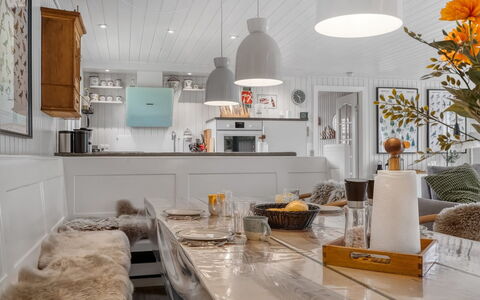 Juste - 1.7Km from the Sea: Møbel, Indretning, Lysarmatur, Loft, Køkken, Gulvbelægning, Countertop, Belysning, Værelse, Hjem