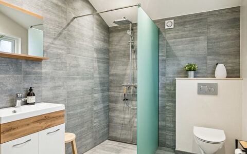 Juste - 1.7Km from the Sea: Gulvbelægning, Etage, Sanitærarmatur, Indretning, Badeværelse, Toilet, Badeværelsesskab, Vvs, Flise, Toiletbræt