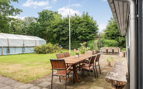 Juste - 1.7Km from the Sea: Græs, Busk, Land Lot, Skygge, Have, Udendørs Møbler, Stol, Sommerhus, Backyard