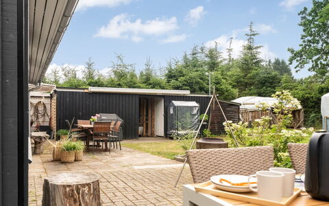 Juste - 1.7Km from the Sea: Træ, Udendørs Bord, Have, Udendørs Møbler, Sommerhus, Backyard, Skygge, Gård, Stol, Garden Bygninger