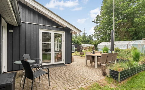 Juste - 1.7Km from the Sea: Træ, Hjem, Hus, Sidespor, Sommerhus, Tag, Busk, Dør, Bunddække, Have