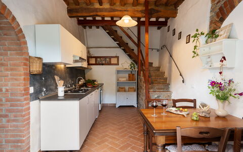 Villa Dei Tigli: Møbel, Ejendom, Bord, Plante, Bygning, Træ, Cabinetry, Stol, Indretning, Etage