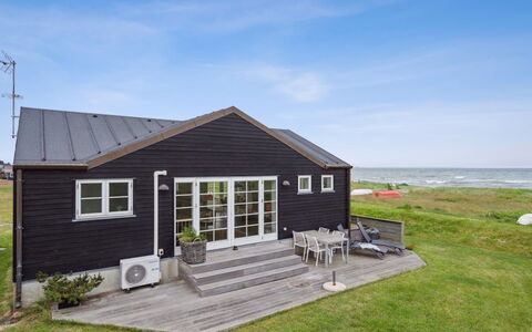 Dory - 30M from the Sea: Møbel, Indretning, Gulvbelægning, Etage, Loft, Værelse, Stol, Bord, Lejlighed, Køkken & Spisebord