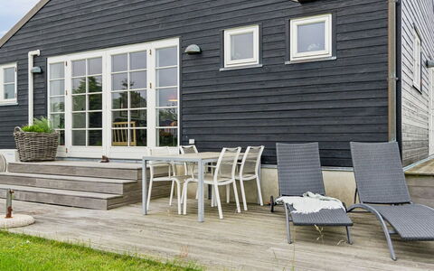 Dory - 30M from the Sea: Møbel, Indretning, Gulvbelægning, Etage, Loft, Værelse, Stol, Bord, Lejlighed, Køkken & Spisebord