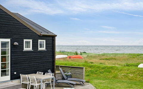 Dory - 30M from the Sea: Møbel, Indretning, Gulvbelægning, Etage, Loft, Værelse, Stol, Bord, Lejlighed, Køkken & Spisebord