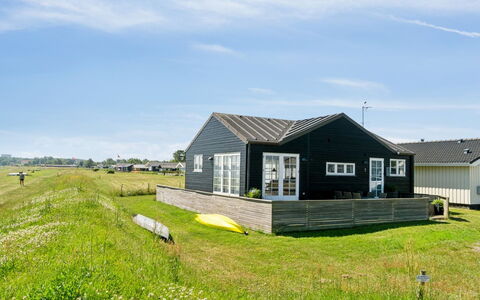 Dory - 30M from the Sea: Møbel, Indretning, Gulvbelægning, Etage, Loft, Værelse, Stol, Bord, Lejlighed, Køkken & Spisebord