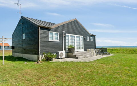 Dory - 30M from the Sea: Møbel, Indretning, Gulvbelægning, Etage, Loft, Værelse, Stol, Bord, Lejlighed, Køkken & Spisebord