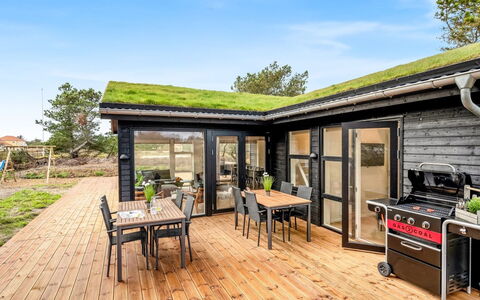 Elisenda - 625M from the Sea: Blå, Busk, Sommerhus, Bunddække, Have, Estate, Skygge, Landscaping, Stuehus, Eco Hotel
