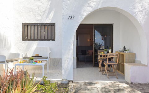 Los Canarios 122: Bord, Plante, Bygning, Stol, Dør, Vindue, Indretning, Stueplante, Arkitektur