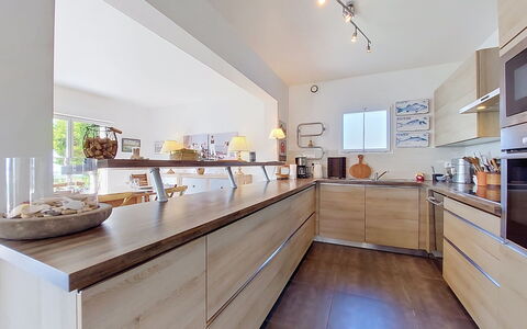 Ruilh Avel: Køkken, Countertop, Møbel, Indretning, Cabinetry, Gulvbelægning, Køkken Apparat, Etage, Træ, Hjem