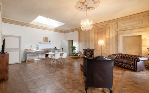 Appartamento Reale: Bord, Møbel, Træ, Belysning, Hal, Indretning, Bygning, Cabinetry, Gulvbelægning, Etage