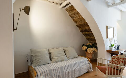 La Piccina: Ejendom, Møbel, Komfort, Træ, Stueplante, Indretning, Billedramme, Arkitektur, Bed Frame, Etage