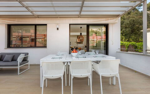 Sa Riera White on the Beach: Møbel, Ejendom, Cabinetry, Komfort, Vindue, Bygning, Spejl, Træ, Bed Frame, Seng
