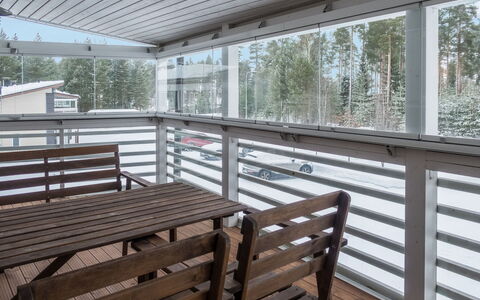 Vuokatinranta Suite 2 B: Møbel, Indretning, Gulvbelægning, Etage, Bord, Loft, Køkken & Spisebord, Belysning, Stol, Hjem