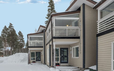 Vuokatinranta Suite 2 B: Møbel, Indretning, Gulvbelægning, Etage, Bord, Loft, Køkken & Spisebord, Belysning, Stol, Hjem