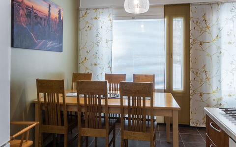 Vuokatinranta Suite 2 C: Møbel, Indretning, Gulvbelægning, Væg, Etage, Træ, Stol, Lysarmatur, Loft, Spisestue