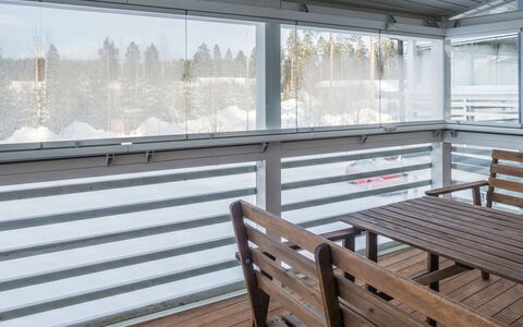 Vuokatinranta Suite 2 C: Træ, Glas, Skygge, Dagslys, Dæk, Hårdttræ, Veranda, Altan, Aluminium, Udendørs Møbler