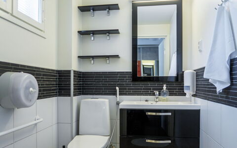 Vuokatinranta Suite 2 D: Møbel, Indretning, Gulvbelægning, Etage, Bord, Loft, Køkken & Spisebord, Belysning, Stol, Hjem