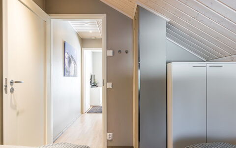 Golfarinkunnas 7B: Møbel, Indretning, Gulvbelægning, Etage, Bord, Loft, Køkken & Spisebord, Belysning, Stol, Hjem