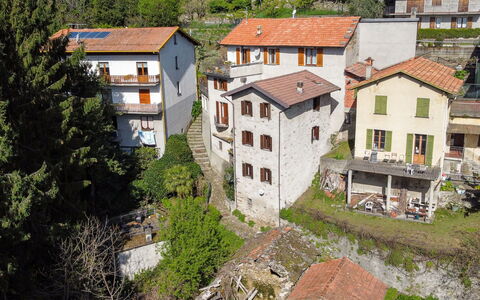 Casa sul Torrente: Bygning, Vindue, Plante, Hus, Træ, Land Lot, Urban Design, Landskab, Boligområde, Ejendom