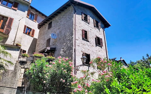 Casa sul Torrente: Bygning, Væg, Vindue, Hus, Boligområde, Facade, Kvarter, Hjem, Arkitektur, Stad