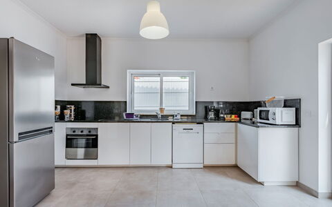 Villa Dos Sonhos V4-Vip Properties: Køkken Apparat, Køkken, Større Bandage, Indretning, Gulvbelægning, Countertop, Husholdningsapparat, Etage, Loft, Cabinetry