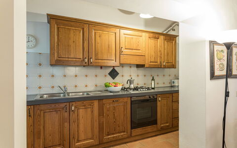 Villa D'elsa: Brun, Cabinetry, Countertop, Ejendom, Møbel, Håndvask, Bygning, Tap, Køkkenvask, Køkken