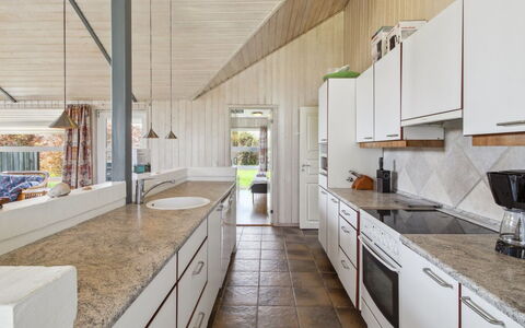 Carit - 80M from the Sea: Estate, Skygge, Indkørsel, Stuehus