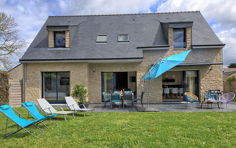 Villa Ker Anna: Sky, Himmel, Plante, Vindue, Møbel, Bygning, Land Lot, Skygge, Græs, Hus