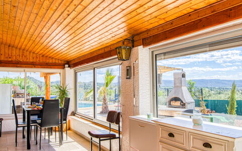 Les Lauriers Blancs: Ejendom, Møbel, Cabinetry, Stol, Skuffe, Skygge, Træ, Belysning, Vindue, Plante