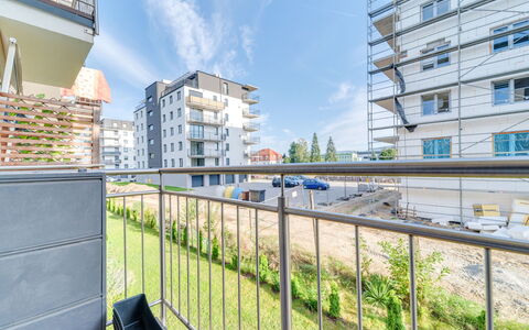 Kęty: Himmel, Sky, Bygning, Daytime, Vindue, Plante, Højhus, Urban Design, Hegn, Ejerlejlighed